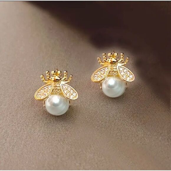 Delicate Bee Stud Earrings Gold Tone Women Valentine’s Day Gift NWT Exquisite - Picture 1 of 7